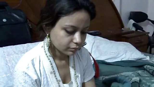 Cutie પર ત્રીપલ એક્સ વીડીયો સેકસી નહીં બધા ચોક્કા અને ચાલુ રહે છે લીસું ગાંડ હેઠળ એક મિત્ર શિશ્ન