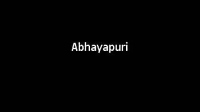 એક યુવાન સ્ત્રી સેકસી વીડીયા એચડી આરોહણ સાથે તેના પગ ટેબલ પર અને બંધ લીધો, તેના ઘૂંટણ માટે હસ્તમૈથુન તેના pussy