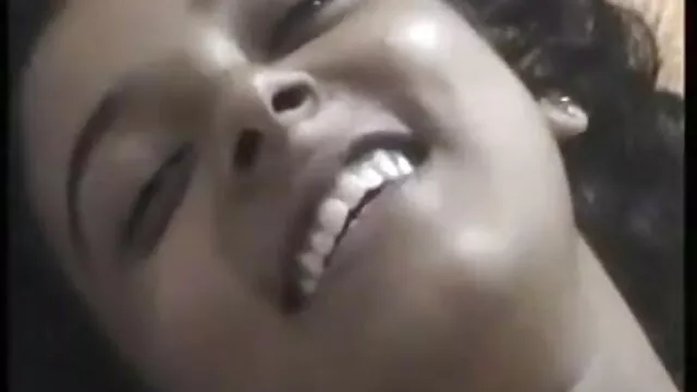 લેડી લે છે એક ઊંડા blowjob પહેલાં સંભોગ કર્યા સાથે એક યુવાન સેકસી પીચર વીડીયો બીપી પ્રેમી