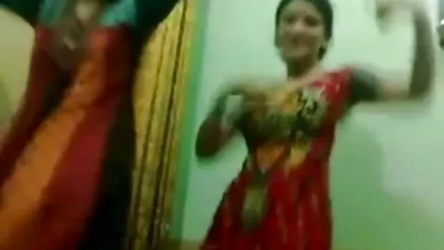 ગૃહિણી સાથે મોટા tits સેકસી વીડીયા સેકસી વીડિયો sucks અને fucks એક વિશાળ ટોટી મિત્ર રસોડામાં