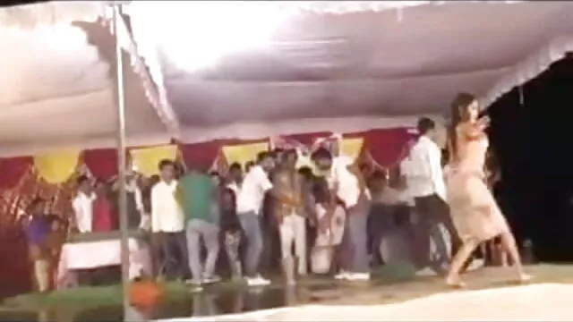 જૂના માણસ fucks સાથે એક મોટી પ્રાંત પર સનીલીયોન ના સેકસી બીપી વીડીયો કેમેરા ઘરે