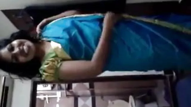 Perky છોકરી વિન્ડો ધોવા અને બીપી વીડીયો સેકસી ગુજરાતી દર્શાવે છે ચુત માળ પર