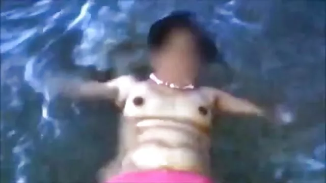 Cutie એક રંગીન ટી-શર્ટ સાથે શુદ્ધ રહે છે fuckers પર ગ્રે સેકસી વીડીયો ફીલમ કાર્પેટ
